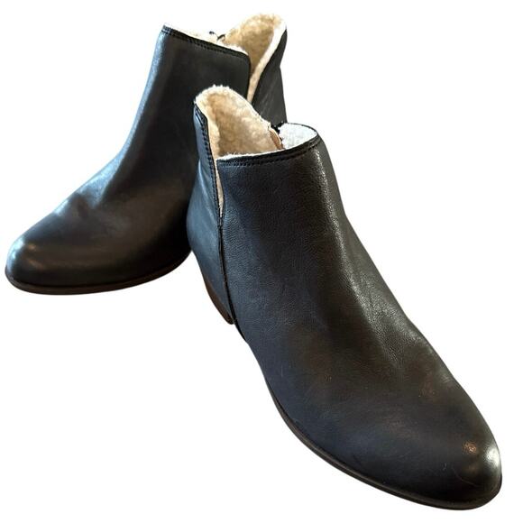 Lucky Brand Banterr2 Black Leather Faux Fur Lined Zip Ankle Boots Size 9M 
NWOB - Picture 1 of 9